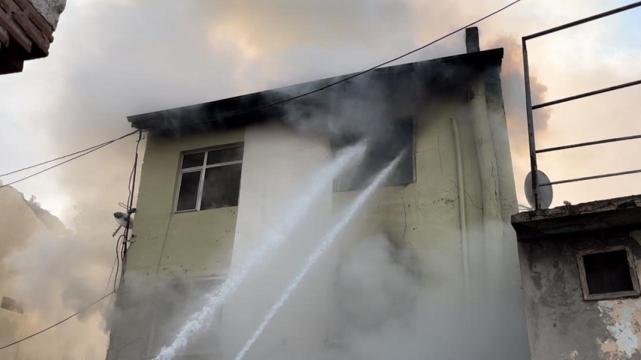Bursa’da yangın paniği: 3 katlı bina küle döndü!